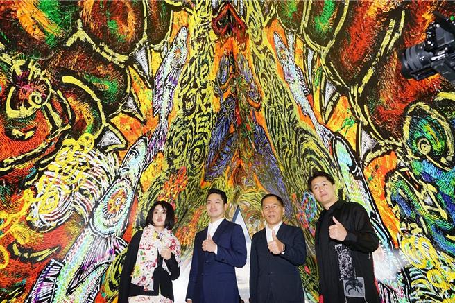 台北灯节与日本艺术家小松美羽合作灯组「世人皆可成龙」。（北市观传局提供／蔡佩珈台北传真）