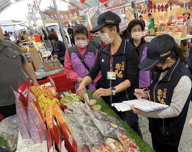 花莲年货大街即起在日出香榭大道开跑，花莲县卫生局与县府消保官期间将前往进行摊商食品安全卫生稽查，让乡亲安心採买欢乐过年。（花莲县卫生局提供／罗亦晽花莲传真）