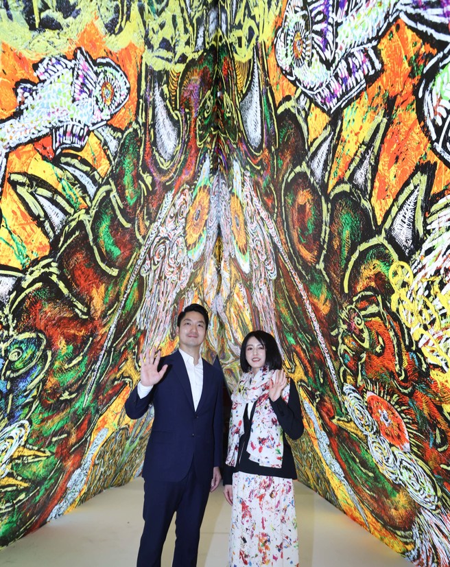 「2024台北灯节」4日举行日本艺术家小松美羽（右）作品开展活动，台北市长蒋万安（左），出席剪彩并参观小松美羽以神兽形象及富含灵性意涵为特色，「龙」的创作作品。（陈俊吉摄）