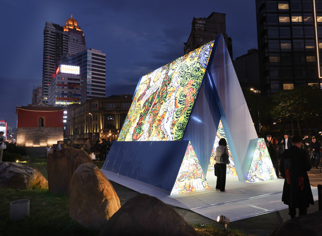 「2024台北灯节」4日举行日本艺术家小松美羽作品开展活动，图为小松美羽以神兽形象及富含灵性意涵为特色，「龙」的创作作品。（陈俊吉摄）