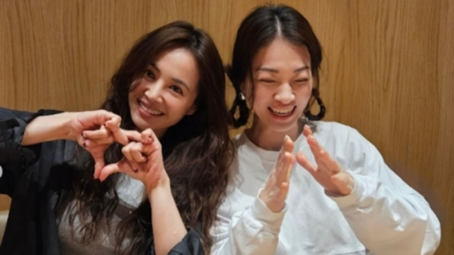 蔡旻纹(右)惊喜曝光姊妹近照。（图／翻摄IG @jo_tsai_）