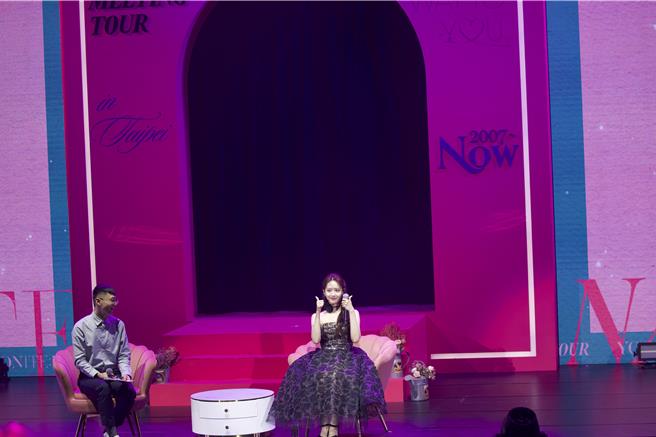 潤娥盡力滿足台下粉絲的心願，超級寵粉。（讀者提供）