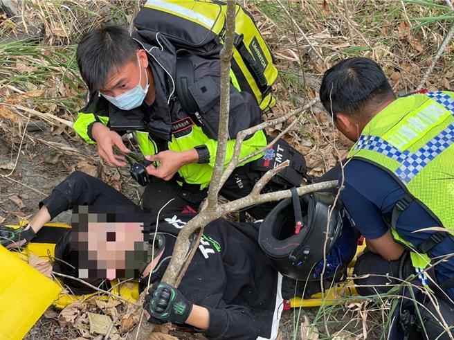 疑因過彎未減速，騎士摔落三地門10公尺邊坡。(警方提供)