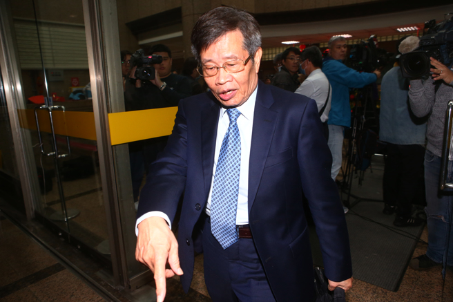 行政院食安辦4日晚間臨時召開記者會說明，農業部再次送檢台糖公司同批肉品樣本，皆未檢出乙型受體素「西布特羅」。台糖公司董事長楊明州（見圖）特地北上開會。（鄧博仁攝）