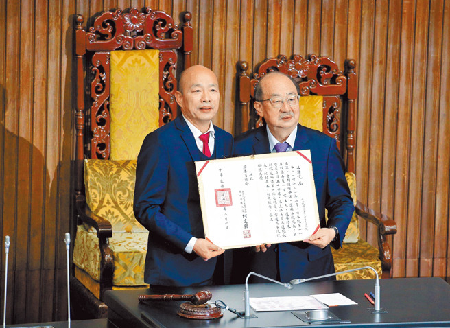 國民黨立委韓國瑜（左）當選立法院長，從民進黨立委柯建銘（右）手中接過當選證書。（黃世麒攝）