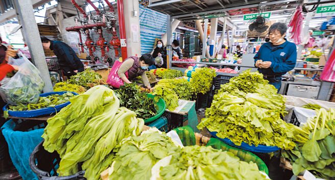 台北市市场处3日表示，因应年节需求，北市各批发市场经营主体将加强节前预备作业，充分掌握货源，蔬果、鱼货供应量充裕；年节将至，民眾前往万大鱼类批发市场採买食材、办年货。（郭吉铨摄）