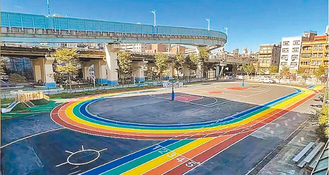 位於基隆市仁愛區的成功國小新建活動中心即將完工，於操場畫設的新彩虹跑道也鋪設完成，吸引不少民眾打卡合影。（成功國小提供／徐佑昇基隆傳真）