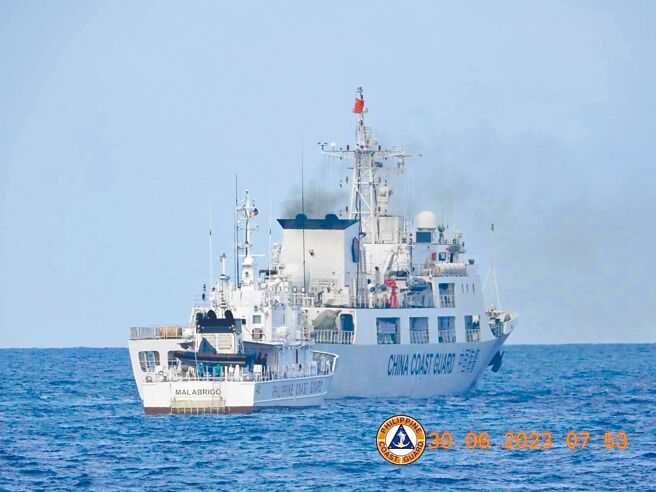 中國駐菲律賓大使黃溪連2日表示，中菲應以友好協商方式，妥善處理海上問題。圖為2023年7月，中菲雙方互以廣播宣示主權，中國海警船距菲方船隻不到100碼。（菲律賓海巡隊提供）