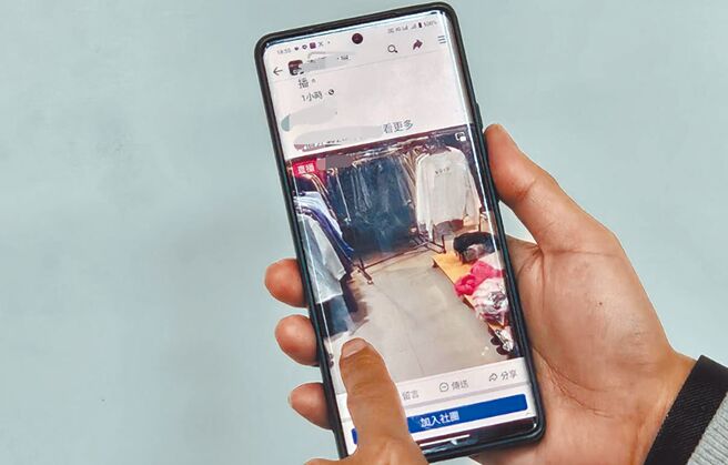 桃園市消保官提醒，民眾在直播或是直播帶貨、代購等，若非客製化商品，仍有7天鑑賞期。消保官也提醒，民眾在臉書、IG下單，事後有糾紛卻找不到人，提醒要找有商譽的業者購物。（賴佑維攝）