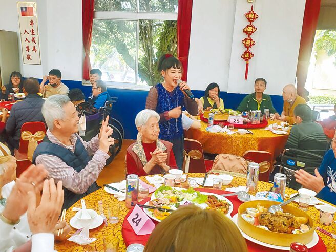 云林荣家3日举办岁末恳亲围炉，中视爱心基金会艺人演出同乐，艺人「小辣椒」（中演唱者）担任主持及演唱，一开始就把围炉气氛炒热起来。（周丽兰摄）
