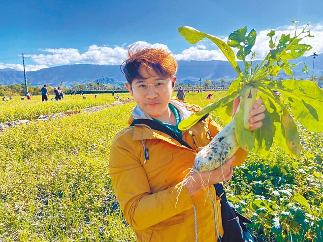 台东县关山镇3日举办千人拔萝卜活动，陈姓民眾表示，虽是农家子弟，却是头一次参与盛事，拔了2袋差点扛不回家。（蔡旻妤摄）