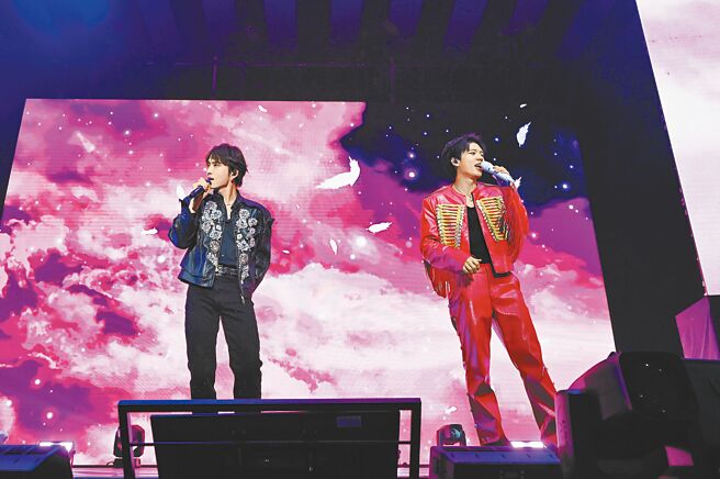 南優鉉（右）3日在台北舉行演唱會，邀邱鋒澤當嘉賓。（SHOW Office提供）