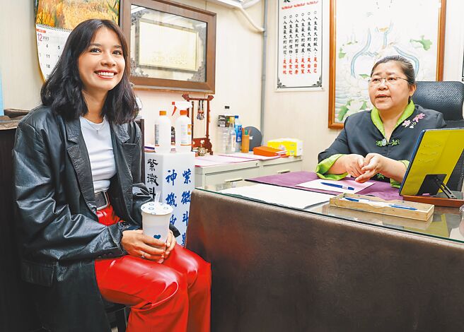 瓦伦缇娜（左）日前来台开唱，不忘到行天宫地下街算命。（粘耿豪摄）