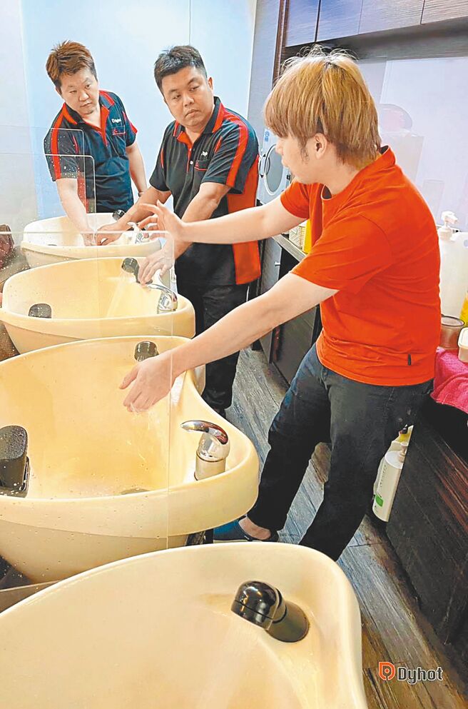 美髮沙龍業者使用東湧DH20小鋼炮瓦斯熱水器，可同時供應四位客人熱水連續洗頭。（東湧實業提供）