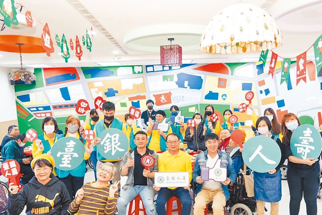 臺銀人壽副總經理陳宏傑（第二排右四）與伊甸基金會副執行長何天元（第二排右三）和愛心天使，及興隆照顧中心的身心障礙者與其家屬等人合影。（臺銀人壽提供）