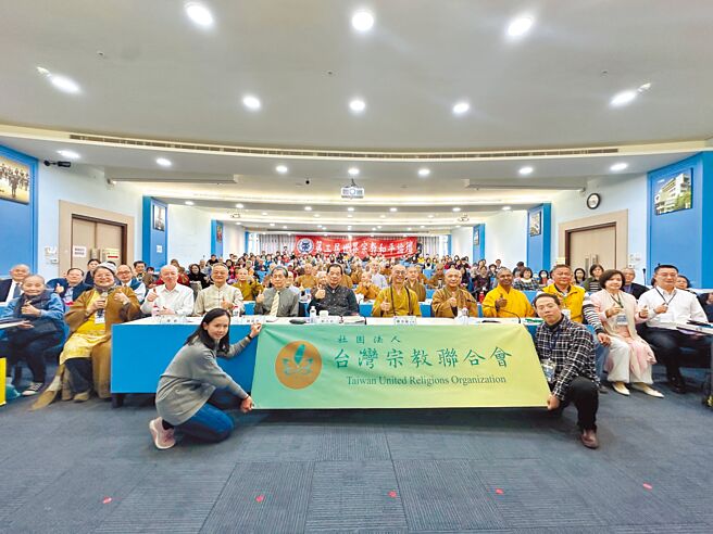 「第三届世界宗教和平论坛」高雄场27日在高雄师范大学举行，邀请中华大道国际联合会理事长蔡八来（左六）、台湾宗教联合会创办人兼执行长释法藏法师（左七）、中华中道领导文化总会理事长陈树（左四）及前环保署长魏国彦教授（左五）等人主讲，世界宗教和平论坛秘书长史佩玉（左二）、全国宗教联合发展基金会董事长朱武献（左三）及世鑫粉末混合科技公司董事长郑旻赐（右三）出席论坛。（杨舒婷摄）
