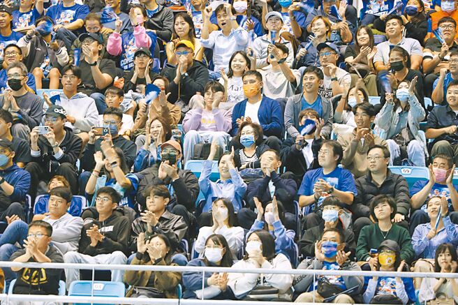 中华队吴东霖对上单打世界排名17的法国队马纳里诺时，现场群眾气势高昂地为吴东霖加油。（杜宜谙摄）