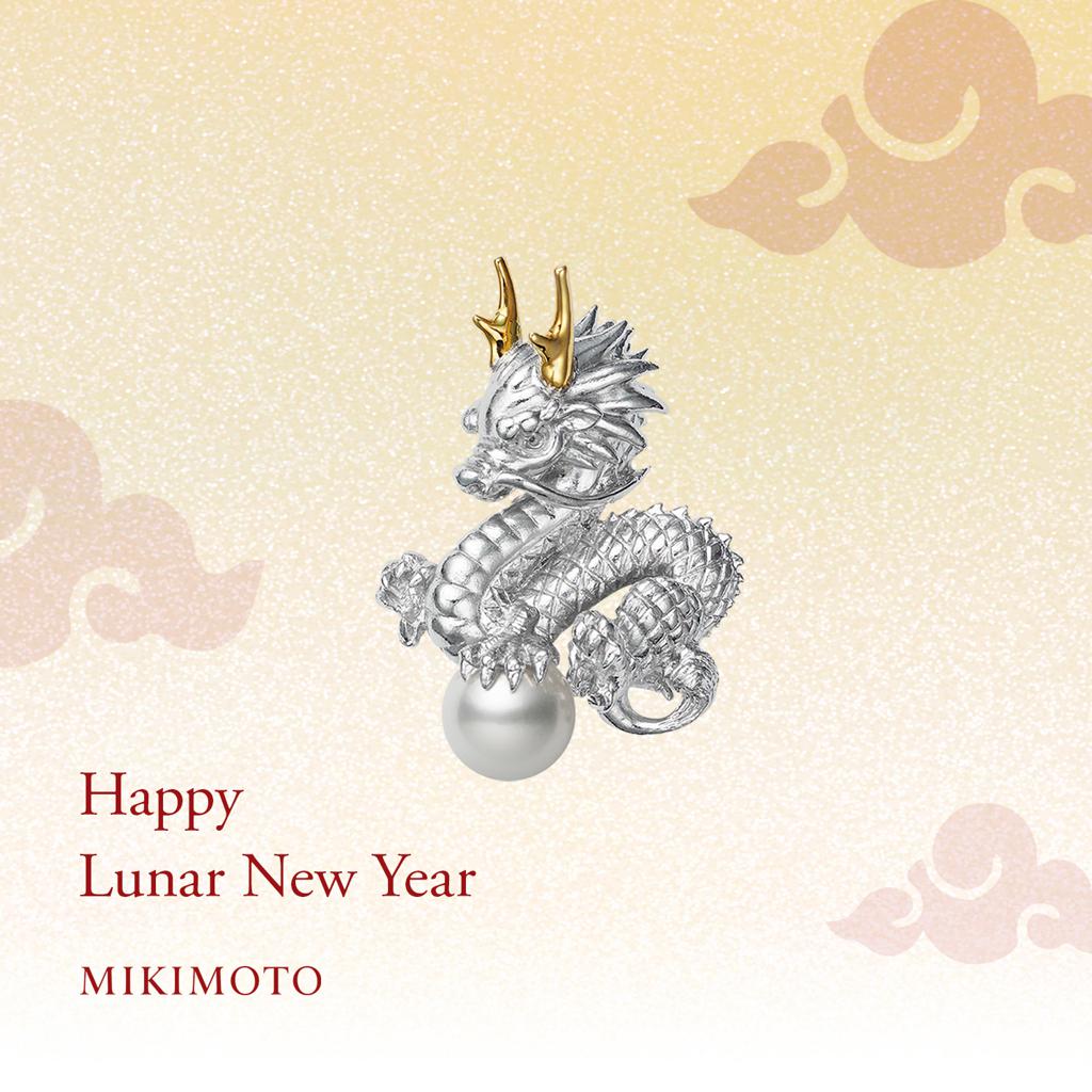 MIKIMOTO在龍年推出兩款龍年珍珠胸針，銀龍戲珠款，2萬1000元。（MIKIMOTO提供）