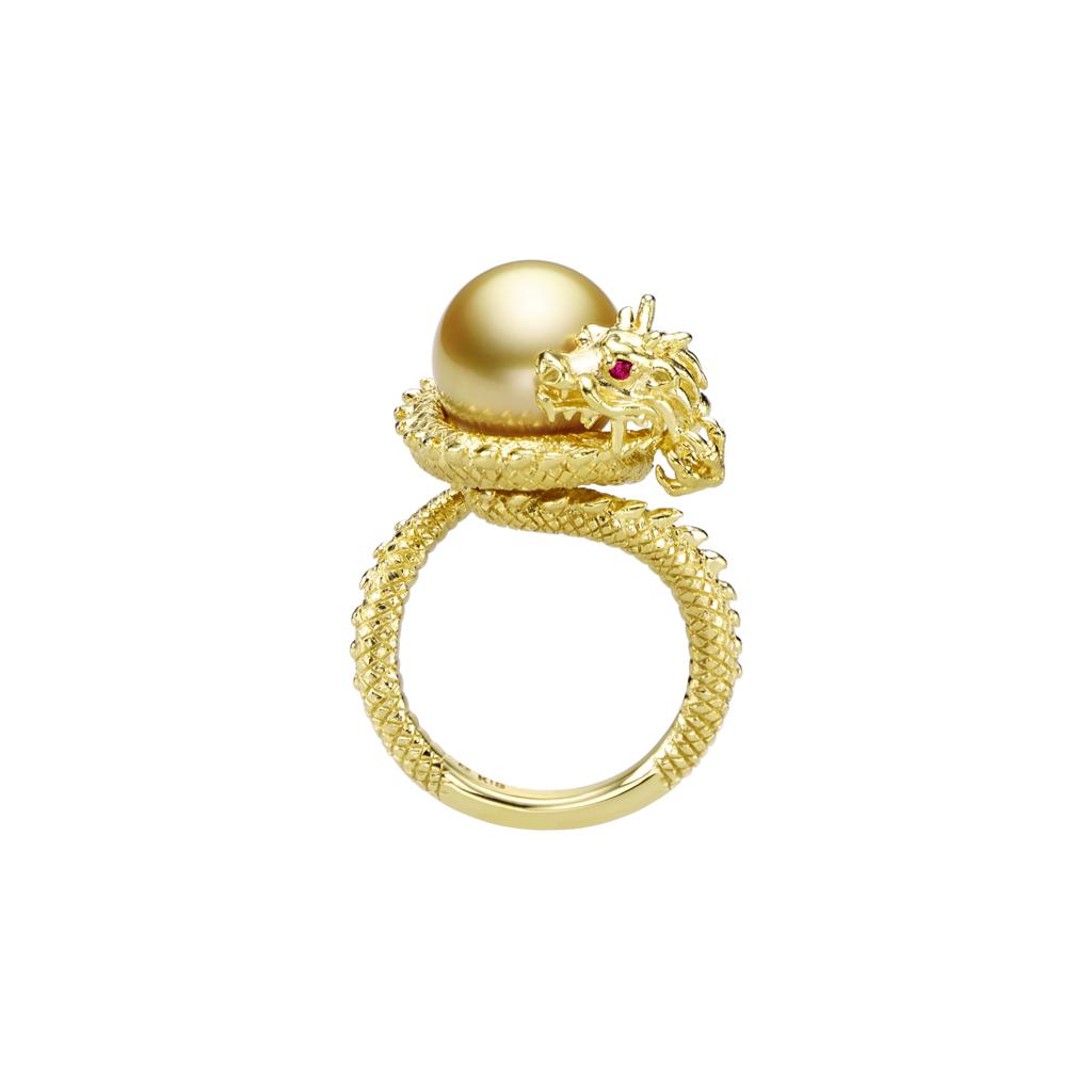 MIKIMOTO在龍年推出南洋珍珠龍形戒指，20萬7000元。（MIKIMOTO提供）
