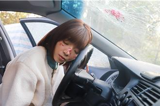 周宇柔劇中開車要撞人卻先自撞 感謝男友鼓勵放心拍