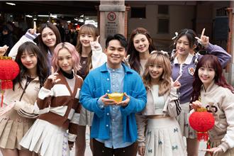 男歌手馬路邊開唱超尷尬 曝過年「抓豬」場面爆笑