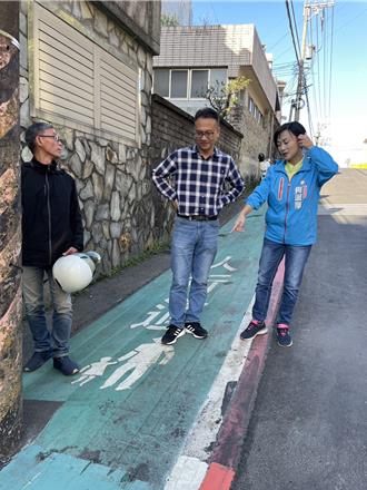 便宜行事「人行道變滑梯」 議員協調市府刨除綠底