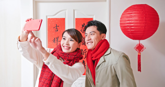 新年貼春聯有7禁忌 命理師：大門口倒貼2字超不吉利