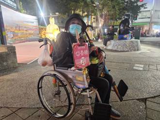 独》六合夜市80岁「瘫痪嬷」求生计！天天卖口香糖：出门看人就快乐