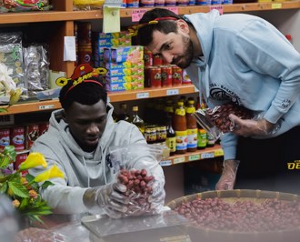 T1聯盟》阿巴西攜手克力斯賣年貨 清哥送上雞湯與紅包