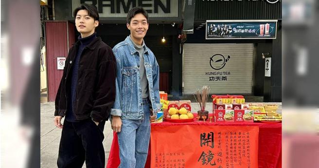 刘育仁（左）和牧森共同演出电影《进行曲》。（图／取自《进行曲》脸书）