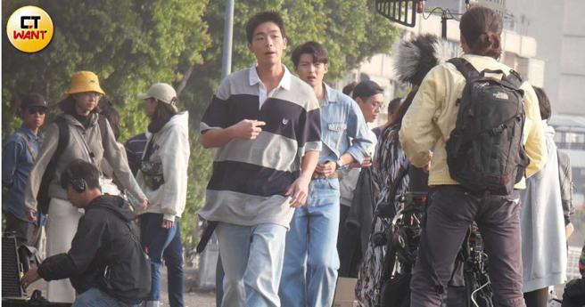 牧森（前）与刘育仁在士林区河滨公园内进行拍摄。（图／本刊摄影组）