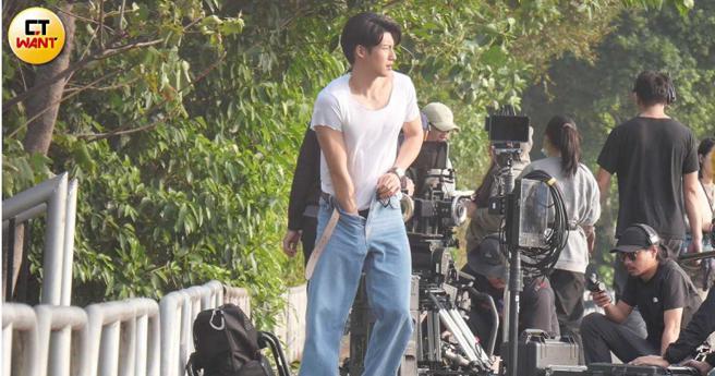 刘育仁换好戏服后，突然面露奇妙表情，一手伸进裤檔深处调整 。（图／本刊摄影组）