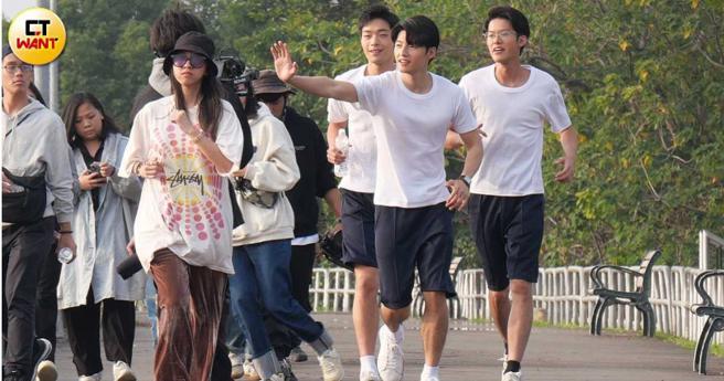 刘育仁、牧森和余杰恩先换穿白衣、短裤，拍摄在河堤上奔跑的画面。（图／本刊摄影组）