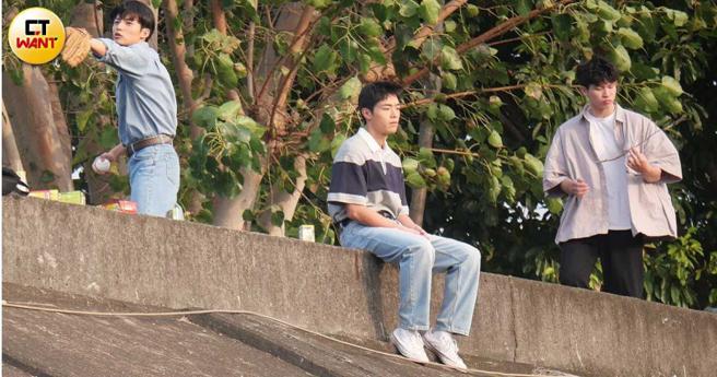 随后3名演员换了服装，在河堤上进行各自的动作继续拍摄。（图／本刊摄影组）