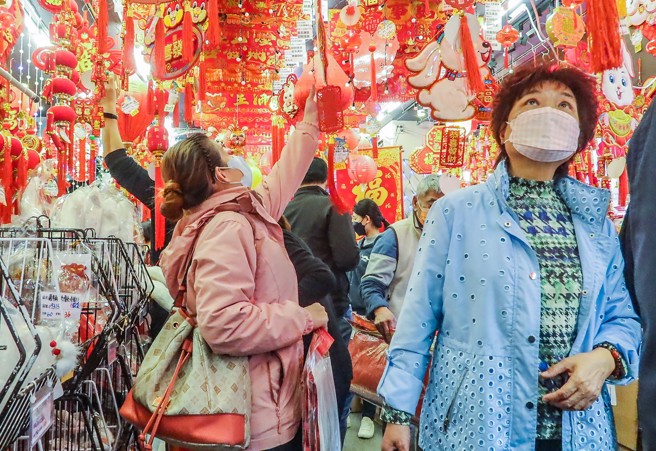 本周四就開始過年，不少民眾衝年貨大街掃貨。（示意圖／本報系資料照）