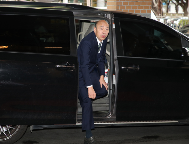 立法院長韓國瑜（圖）5日搭乘座車到至立法院上班。（劉宗龍攝）