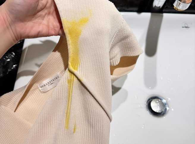 正妹吃炸蛋葱油饼「被蛋黄喷满身」，照片引起讨论。（图／翻摄自Cindy fan IG）