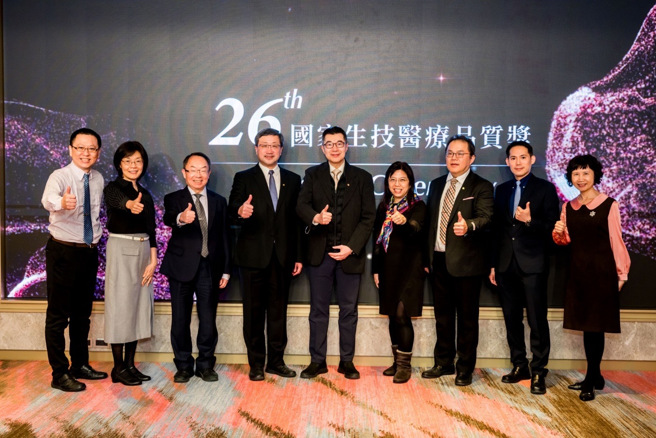 2023国家生技医疗品质奖长庚团队获多项标章。左起：高雄长庚苏建豪副主任、许茜宁总药师、林口长庚简荣南教授、桃园长庚杨政达院长、林口长庚李学禹教授、黄琼瑰主任、李立昂教授、桃园长庚凃俊佑医师、高雄长庚王郁青部长。（图／长庚医院提供）