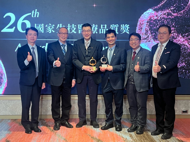 2023国家生技医疗品质奖长庚团队获多项标章。左起林口长庚吴俊德副院长、陈建宗院长、李学禹教授、吴为吉教授、江明洲医师、李立昂教授。（图／长庚医院提供）