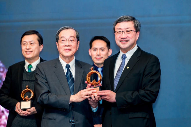 考试院黄荣村院长（左2）。（资料照／长庚医院提供）