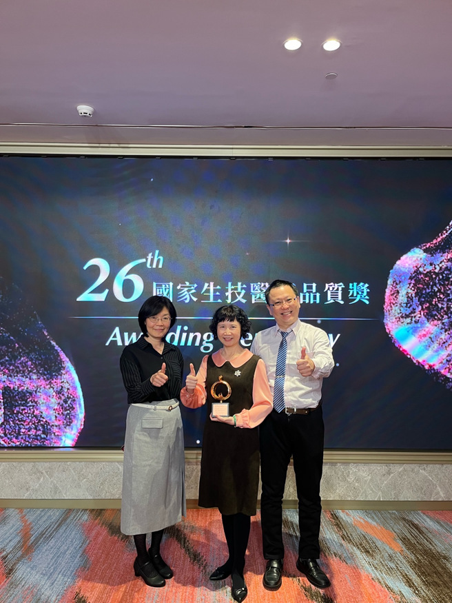 2023国家生技医疗品质奖长庚团队获多项标章。高雄长庚药剂部许茜宁总药师、王郁青部长、苏建豪副主任。（图／长庚医院提供）