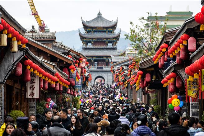 为了迎接即将到来的春节出游高峰，大陆各地景区加码发布惠民政策，行业上市公司也积极备战。（图／新华社）