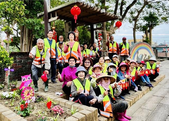 近年當地里長姜美芬帶著社區志工一起彩繪鐵馬道，並增設運動器材，成為居民休憩的後花園。（姜美芳提供／張毓翎台南傳真）