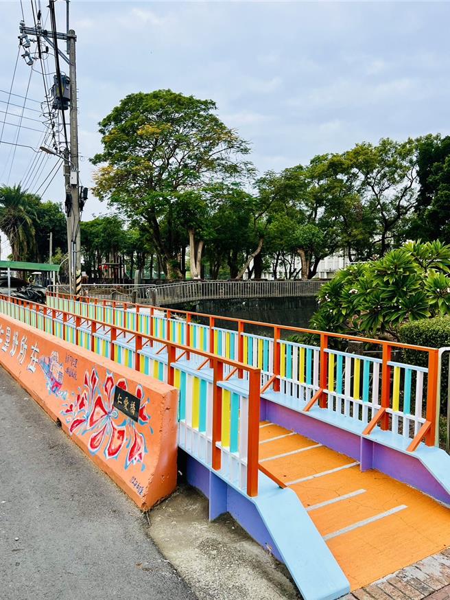 仁里里長姜美芬和志工們透過活潑的橙色為主色調，將鐵馬道周邊設施進行彩繪。（姜美芬提供／張毓翎台南傳真）