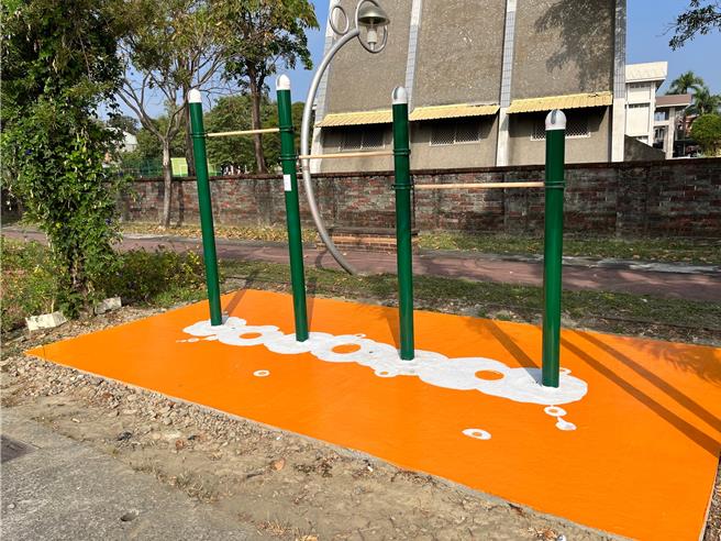 仁里里長姜美芬和志工們透過活潑的橙色為主色調，將鐵馬道周邊設施進行彩繪。（姜美芬提供／張毓翎台南傳真）