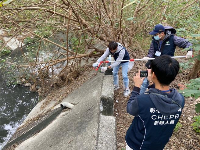 彰化县环保局在年前针对海丰崙排水沿岸16家畜牧业执行专案稽查，共查获5家畜牧业涉及违规情节并依法告发。（环保局提供／吴建辉彰化传真）