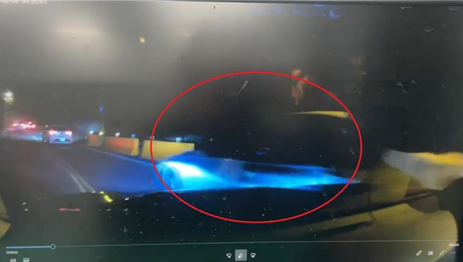 1辆白色BMW为躲警拦查，加速时擦撞警车，当场造成警车保险杆右侧毁损。（东势警分局提供／张妍溱台中传真）