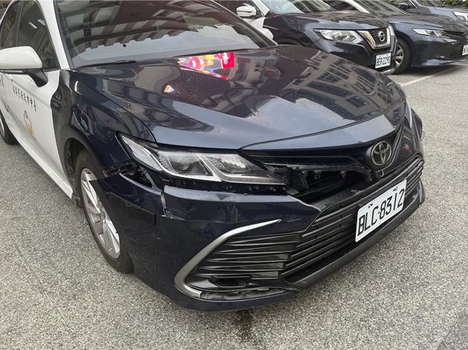 1辆白色BMW为躲警拦查，加速时擦撞警车，当场造成警车保险杆右侧毁损。（东势警分局提供／张妍溱台中传真）