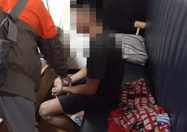 毒販PO文「預感刑事衝進」，警「如他所願」逮人。(戴志揚翻攝)