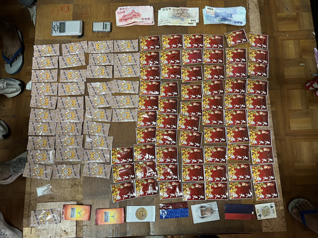 警方在現場搜出大量毒咖啡包。(戴志揚翻攝)